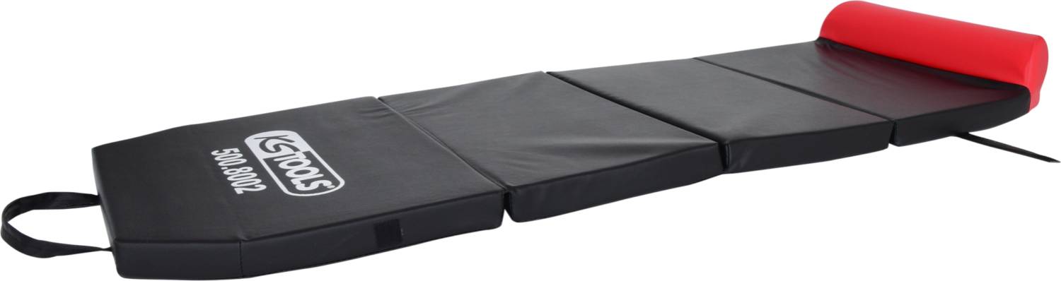 Czarna, składana mata warsztatowa z czerwoną podpórką pod głowę i uchwytem do przenoszenia, idealna do wygodnej pracy przy podłodze.