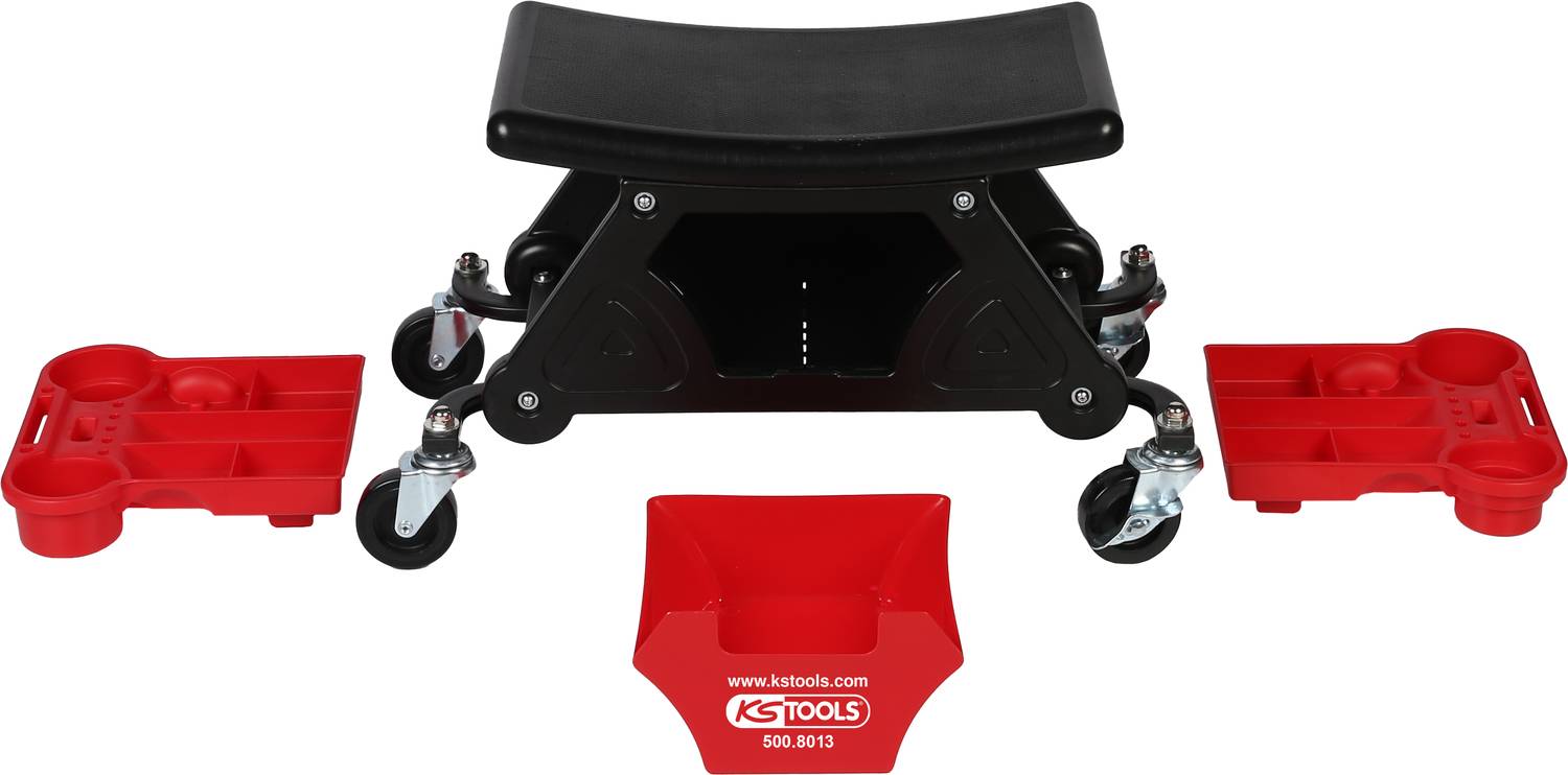 Czarna skrzynia narzędziowa na kółkach z czterema kółkami, otoczona czerwonymi zdejmowanymi tackami na narzędzia. Widoczne logo marki.