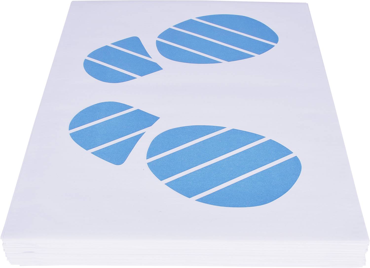 Widać stos białych arkuszy papieru z niebieskimi wzorami odcisków stóp. Odciski składają się z owalnych kształtów i pasków.