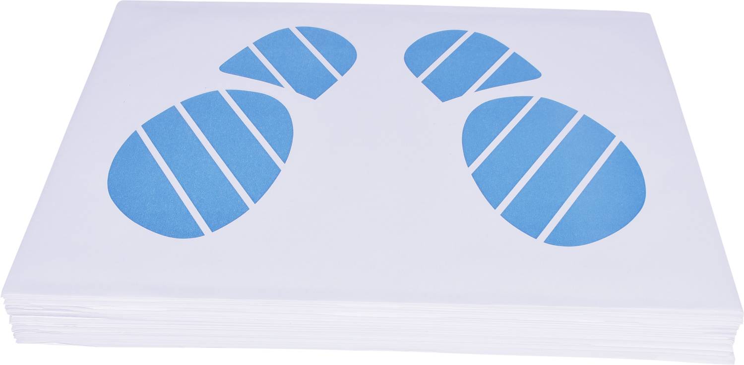 Białe kartki papieru ułożone w stos, na których widnieją niebieskie motywy odcisków stóp.