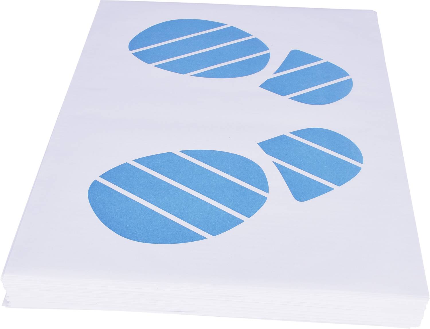 Stos papieru z niebieskim wzorem odcisku stopy.