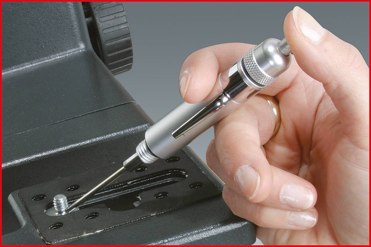 Osoba używa śrubokręta do przymocowania śruby w urządzeniu mechanicznym. Zbliżenie dłoni i narzędzia.