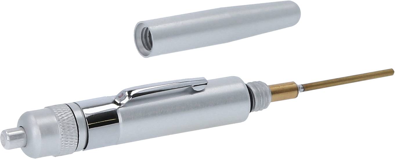 Metalowy uchwyt pióra z odkręconym wieczkiem eksponuje swoją końcówkę. Uchwyt posiada spinacz i żłobkowaną sekcję.