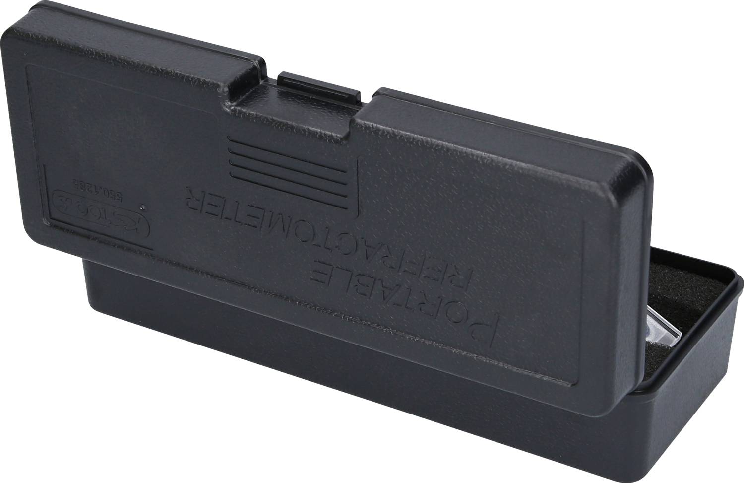 Przenośny refraktometr w czarnym etui z tworzywa sztucznego. Etui jest otwarte i ukazuje częściowo widoczny refraktometr.