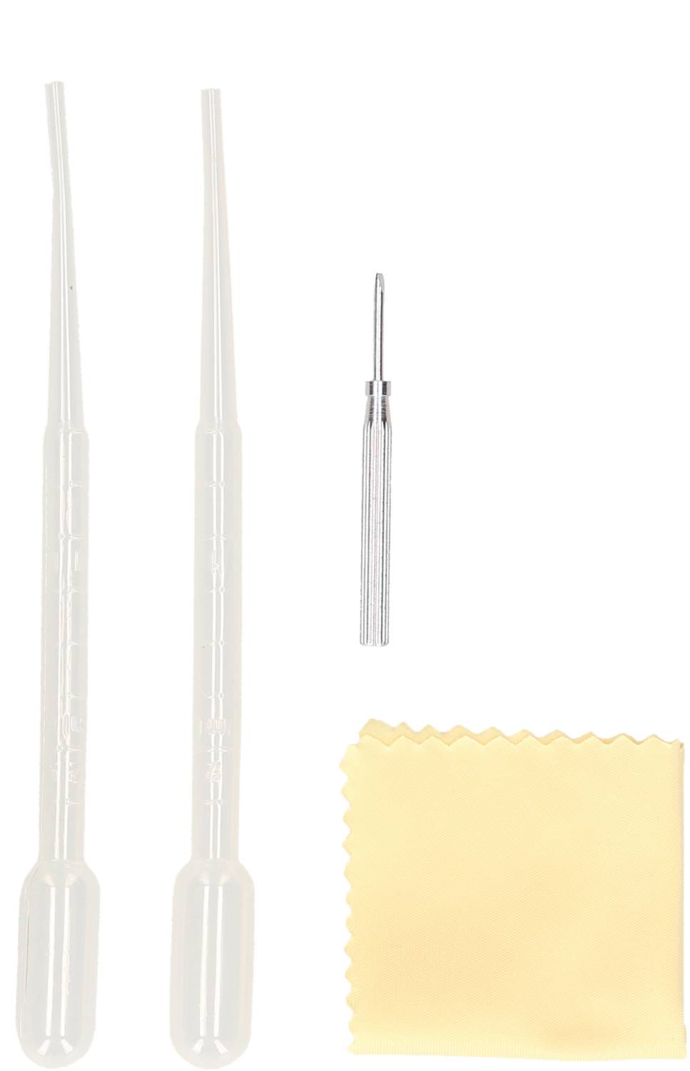 'Dwie plastikowe pipety, mały metalowy pręt i żółta szmata.'