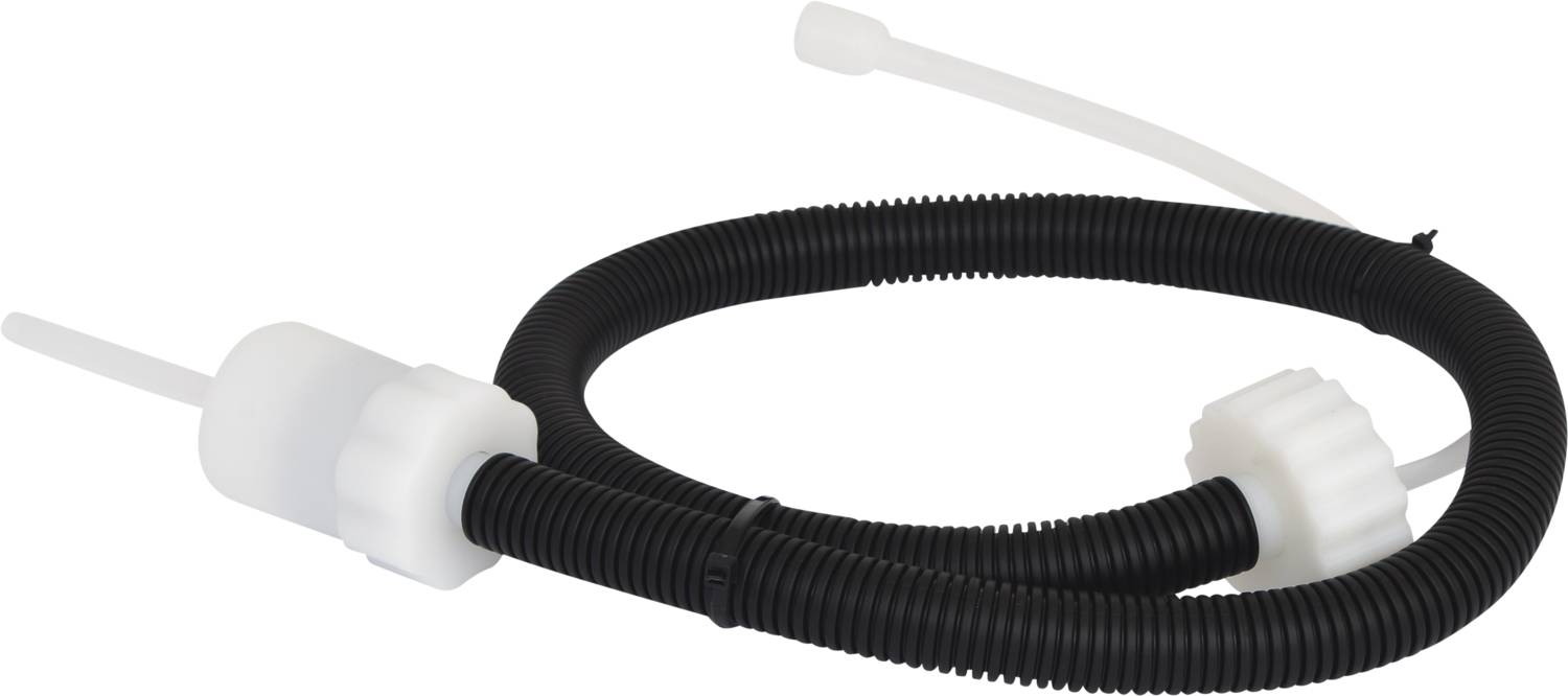 Czarny, żebrowany wąż z białymi przyłączami z tworzywa sztucznego na obu końcach, prawdopodobnie nadający się do transportu cieczy.