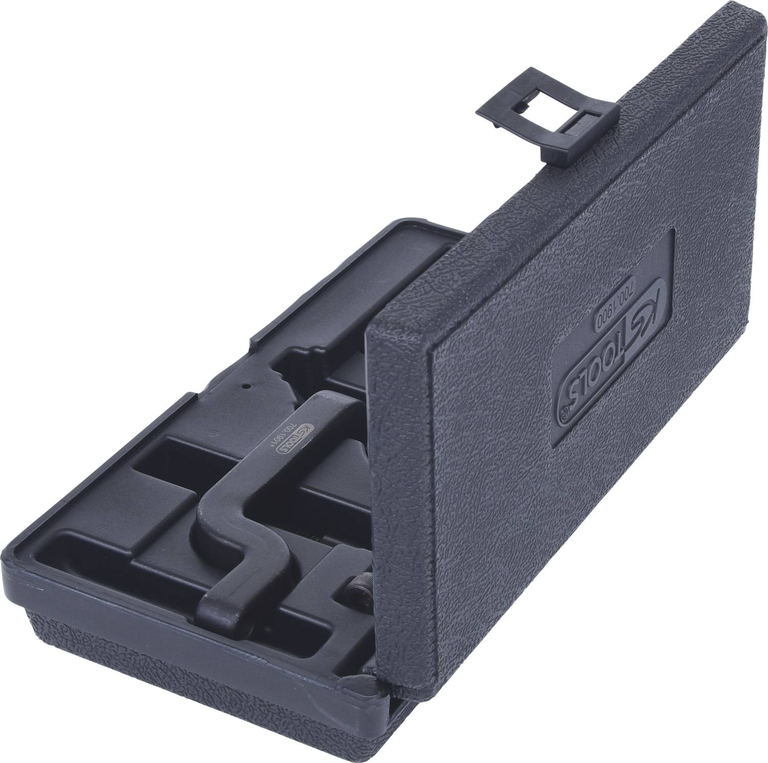 Czarna plastikowa skrzynka narzędziowa, wyposażona w hak i uchwyt. Skrzynka posiada zatrzask do zamykania.