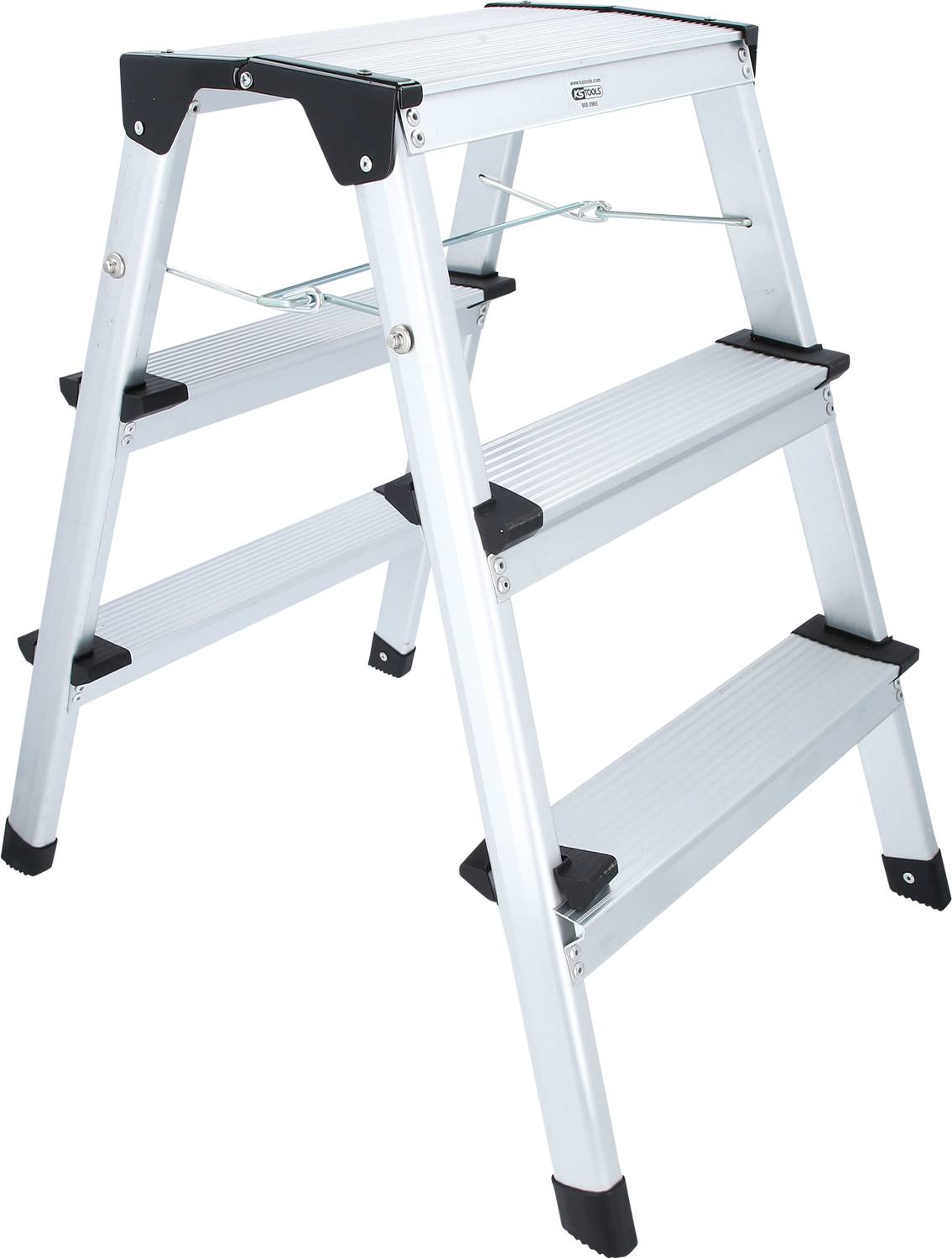 Trzystopniowa, składana drabinka aluminiowa z czarnymi, antypoślizgowymi nakładkami na końcach.