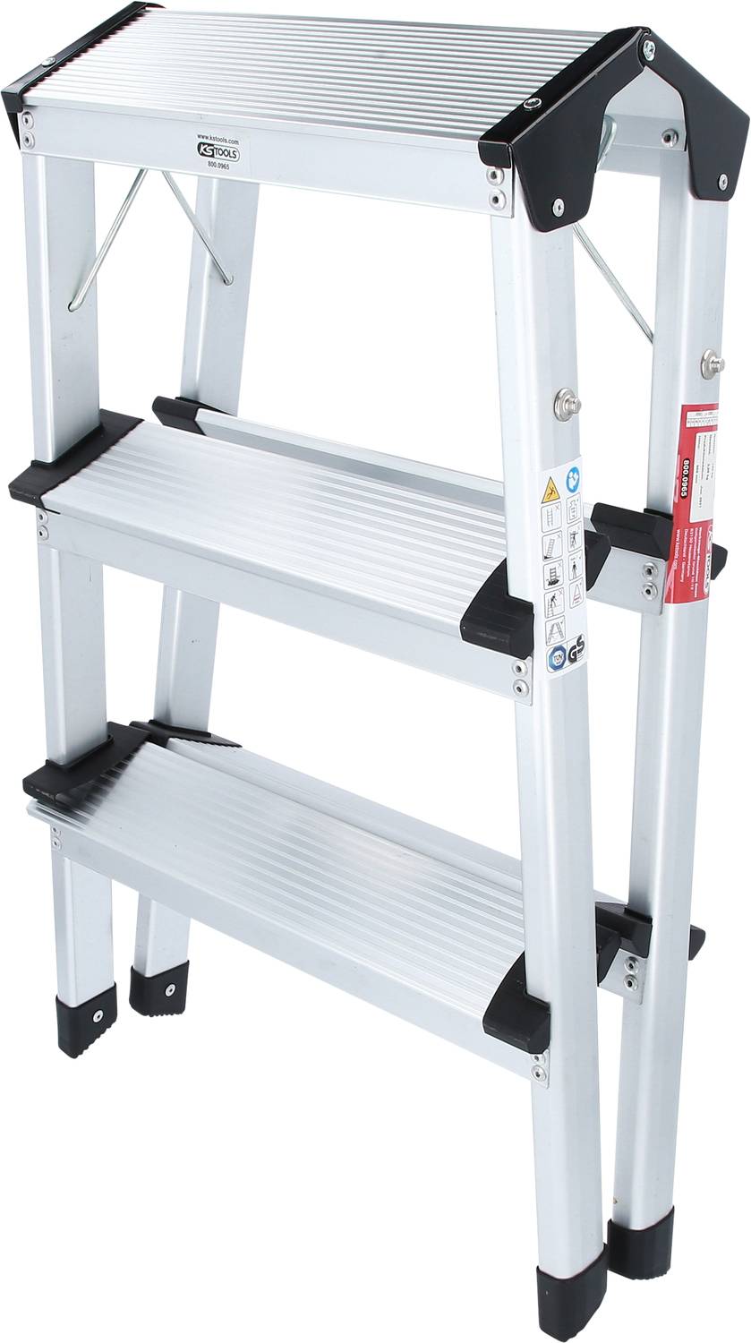 Trzypoziomowa aluminiowa drabina składana w kolorze srebrnym, solidna i kompaktowa, idealna do prac wewnętrznych, wyposażona w antypoślizgowe stopnie.