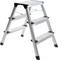 Trzystopniowa, składana drabinka aluminiowa w kolorze srebrnym, doskonała do użytku wewnętrznego.