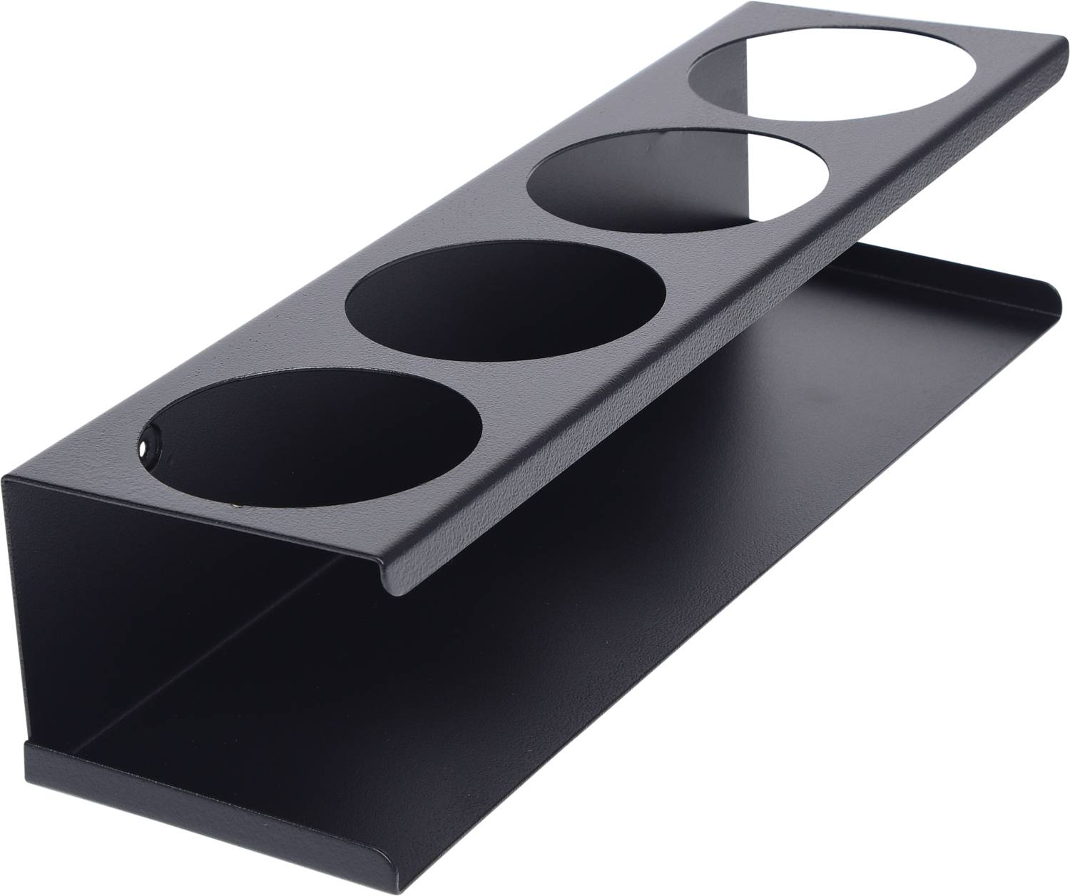 Czarny, ukośny stojak z czterema okrągłymi otworami, odpowiedni do ustawiania butelek lub kubków.