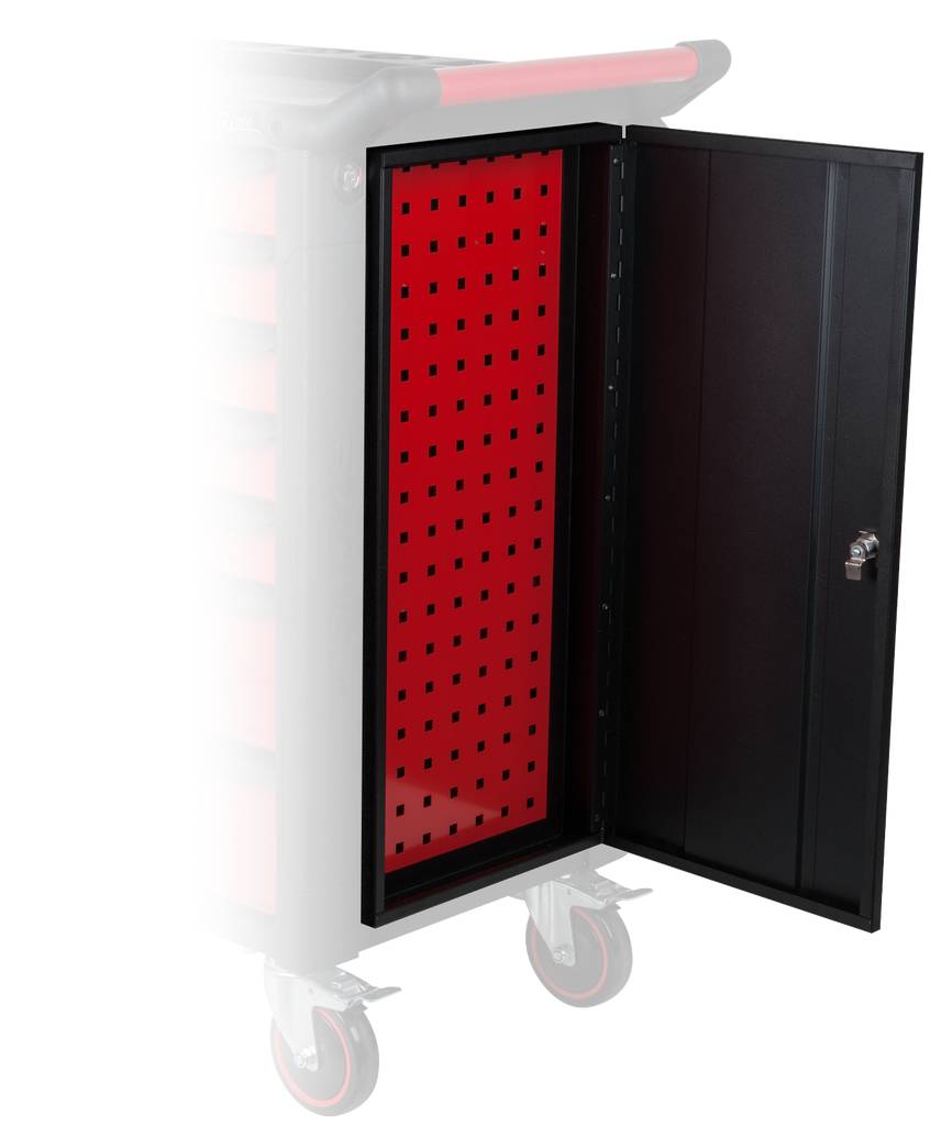Czerwony wózek narzędziowy z otwartą szafką boczną, czarną ścianą perforowaną i zamykanym uchwytem drzwi, zamontowany na kółkach gumowych dla zapewnienia mobilności.