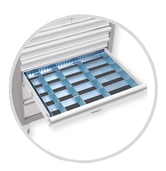 Otwarty regał z szufladami z wysuniętą szufladą, wyposażony w niebieskie i czarne przegródki do przechowywania.