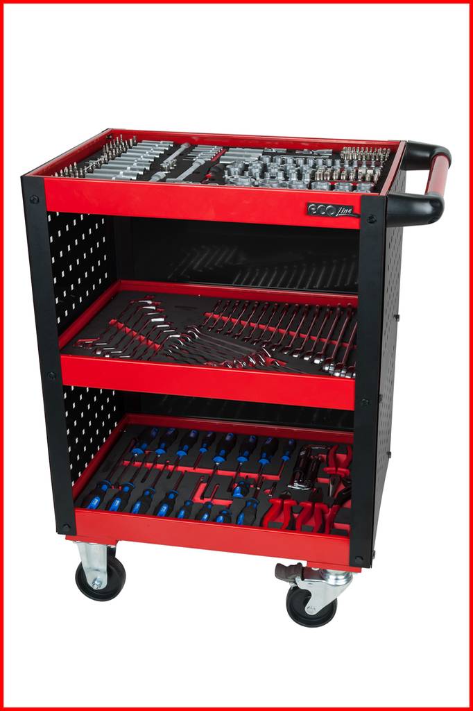 Trójpoziomowy wózek narzędziowy, wypełniony posortowanymi narzędziami, takimi jak klucze, szczypce i śrubokręty.