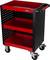 Czarny wózek narzędziowy z trzema czerwonymi poziomami półek i kółkami, przeznaczony do organizacji i przechowywania narzędzi.