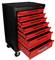 Czarny wózek narzędziowy na kółkach z siedmioma otwartymi czerwonymi szufladami. Na dolnej szufladzie widoczna marka 'KS Tools'.