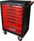 Czerwony wózek narzędziowy z czarnymi uchwytami i siedmioma szufladami na kółkach. Na froncie stojaka logo 'KS TOOLS'.