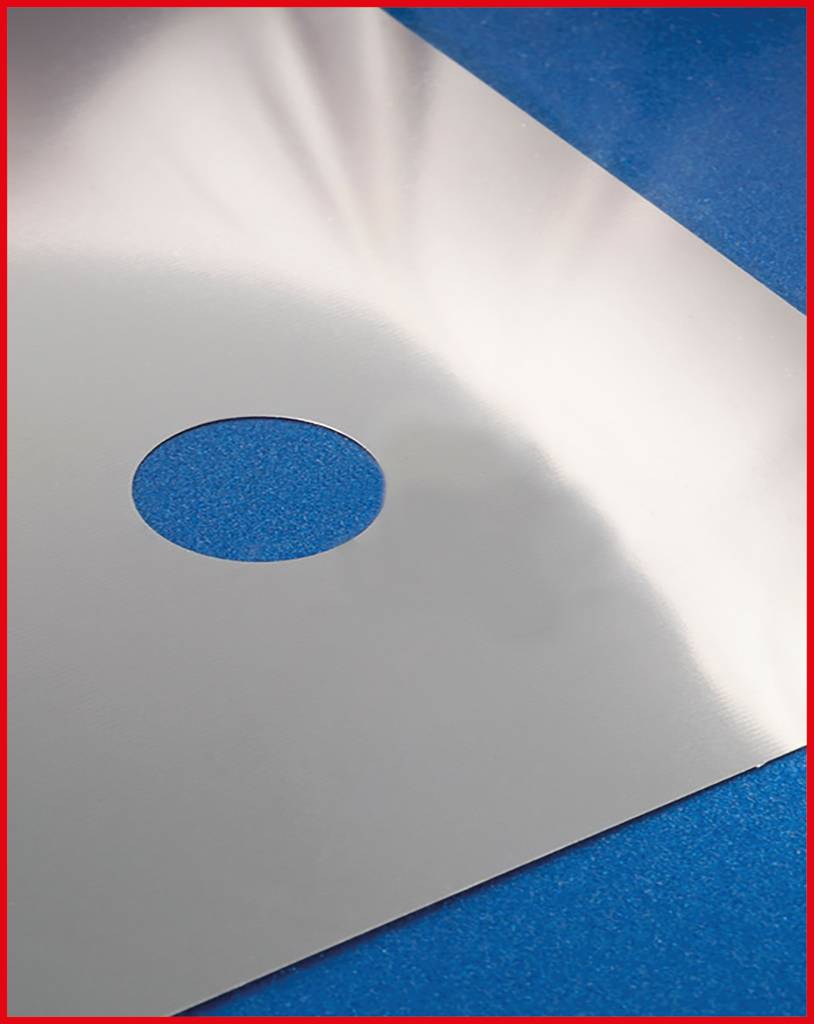 'Kanciasta struktura metalu z okrągłym wycięciem na niebieskim tle z czerwonym obramowaniem.'