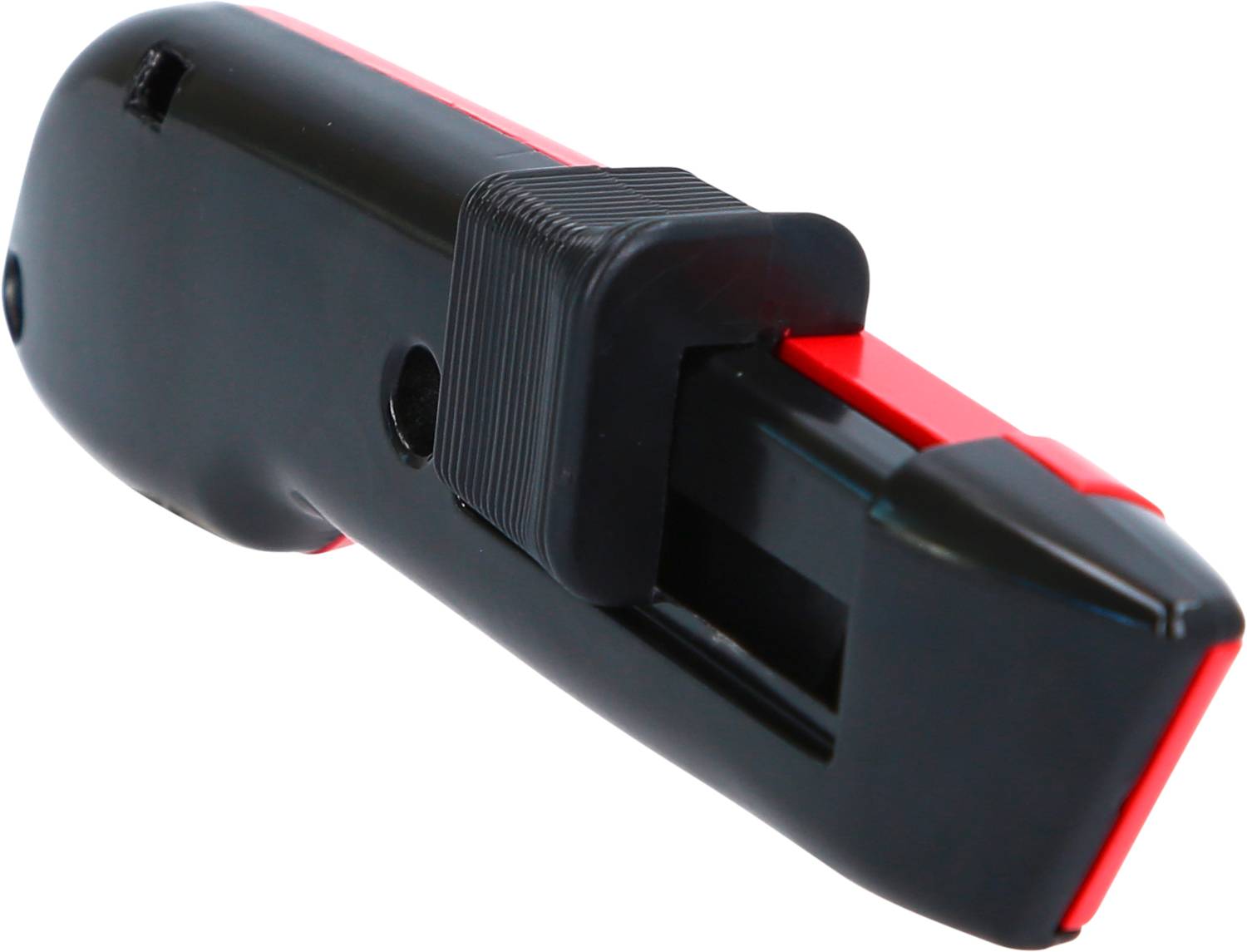 Czarny i czerwony otwieracz do listów z obudową z tworzywa sztucznego i zintegrowanym schowkiem na ostrze, umożliwiający bezpieczne rozcinanie kopert.