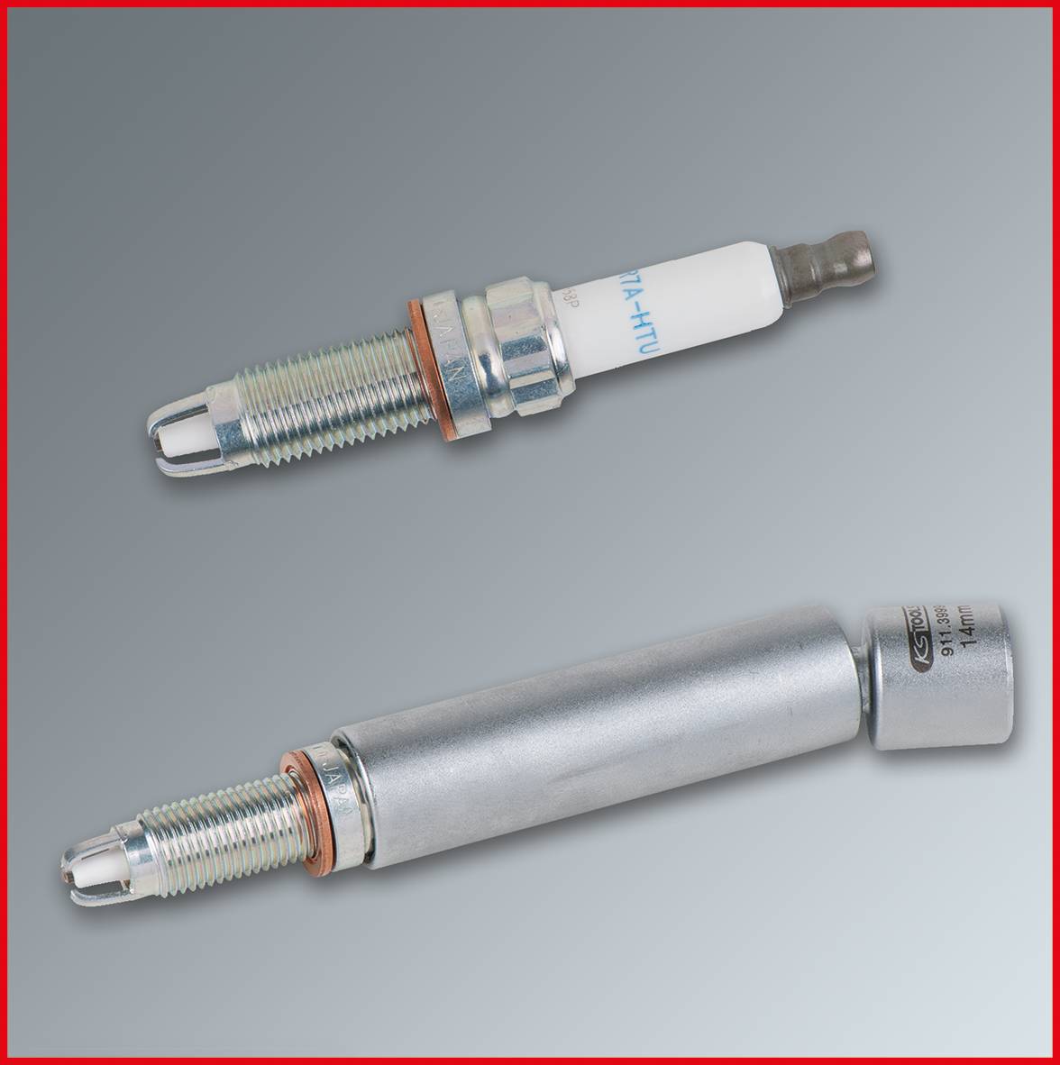 Dwie świece zapłonowe są przedstawione obok siebie. Górna jest mniejsza, dolna jest metalowa z dłuższą osłoną.