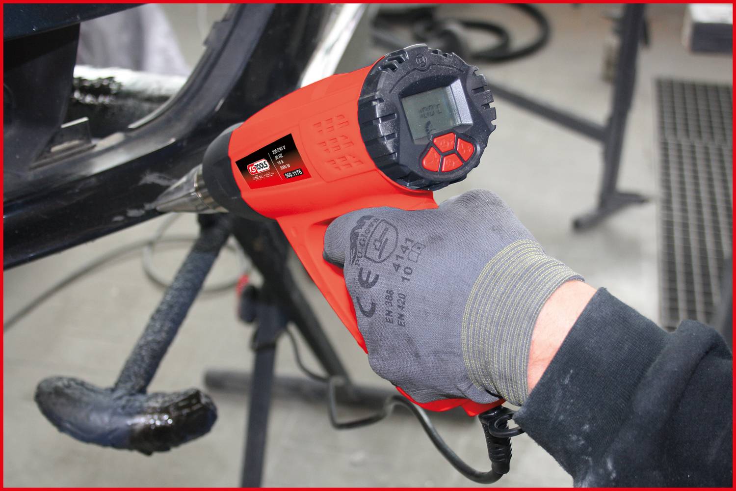 Osoba kieruje termometr na podczerwień na część roweru, prawdopodobnie w celu pomiaru temperatury podczas naprawy.