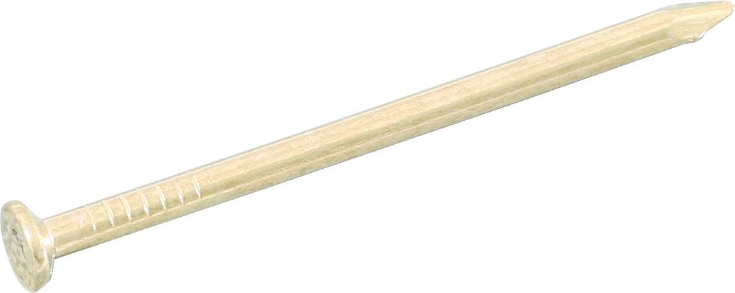 Jeden pojedynczy złoty gwóźdź o płaskiej główce, sfotografowany pod skosem, na białym tle.