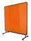 Pomarańczowa przegroda przestrzenna z metalową ramą i kółkami, stojąca na podłodze. Idealna do podziału pomieszczenia lub jako parawan w biurach.