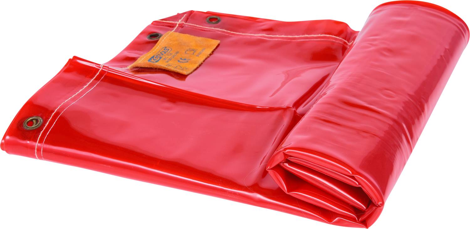 Złożona czerwona plandeka z oczkami w narożnikach, widoczna pomarańczowa etykieta.