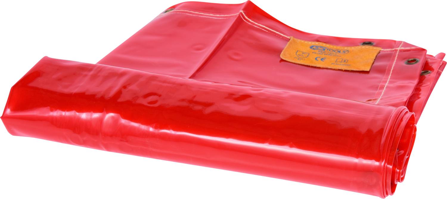 Zwinięty, czerwony materiał z PVC z etykietą. Odpowiedni do zastosowań przemysłowych lub rzemieślniczych.
