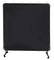 Czarny mobilny parawan z metalową ramą i kółkami, przydatny do wydzielania stref w biurach lub salach konferencyjnych.