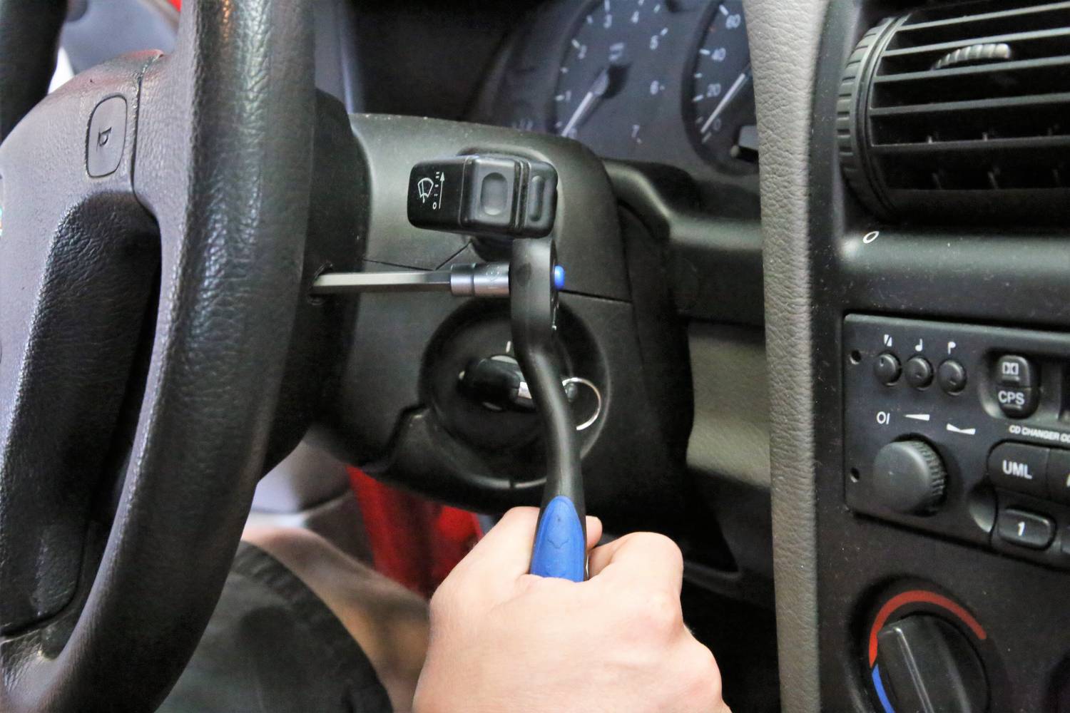 Narzędzia włamywaczy są używane do manipulowania stacyjką samochodu.