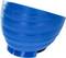 Niebieska, skośnie ustawiona plastikowa misa o żebrowanym wzorze.