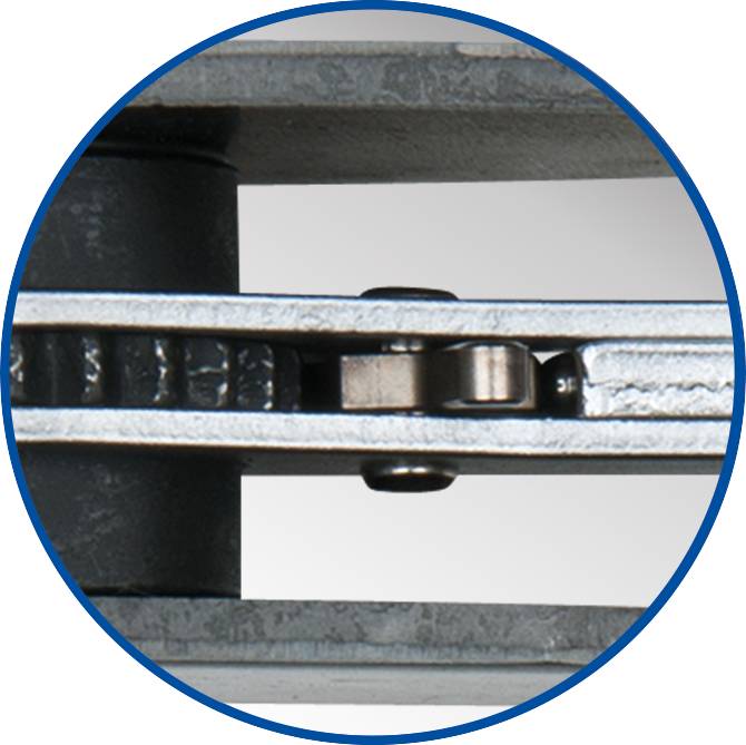 Zbliżenie ogniwa metalowego łańcucha wbudowanego w element mechaniczny.