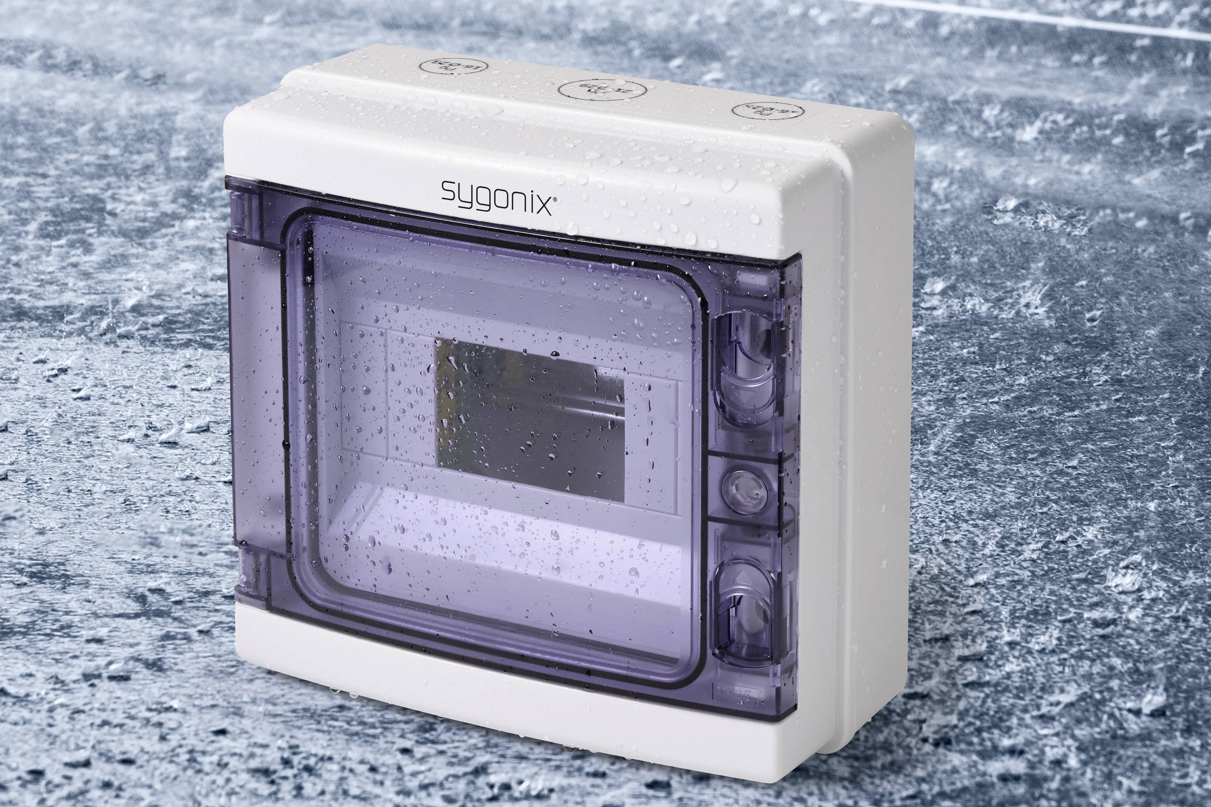 Elektryczny rozdzielacz z przezroczystą pokrywą, umieszczony na wilgotnej powierzchni.