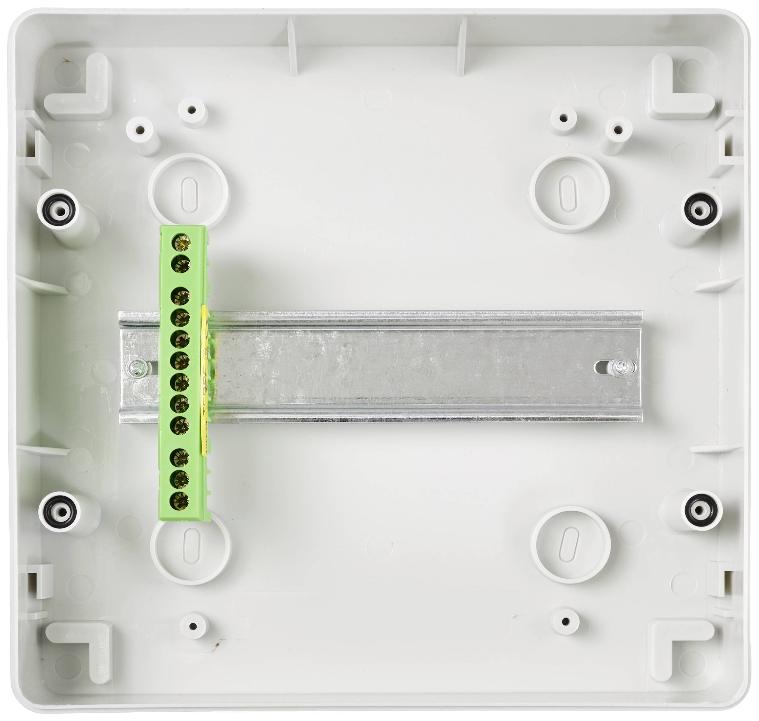 Biała obudowa z tworzywa sztucznego z zielonym blokiem przyłączeniowym i metalową szyną wewnątrz, prezentuje pustą skrzynkę dla komponentów elektronicznych.