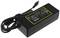 Czarny zasilacz z przewodem, naklejka z danymi technicznymi takimi jak napięcie i natężenie prądu. Odpowiedni do urządzeń elektronicznych.