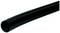Czarny, żebrowany wąż, lekko wygięty, na białym tle. Odpowiedni do zastosowań w systemach ochrony płynów lub przewodów.