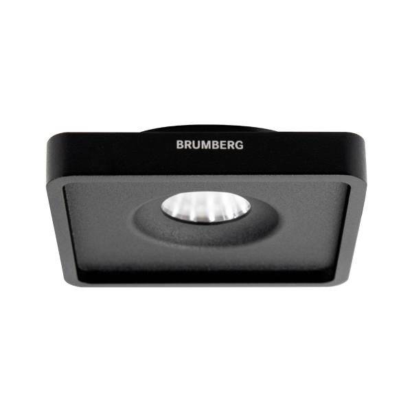 Czarny kwadratowy plafon sufitowy z napisem 'BRUMBERG' na górnej powierzchni.