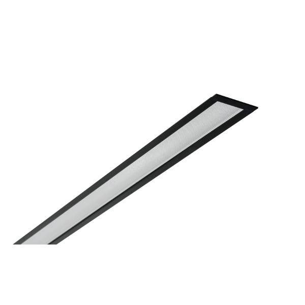 Smukła, prostokątna lampa z czarną ramą i białym dyfuzorem, umieszczona na skos od lewego dolnego do prawego górnego rogu obrazu.