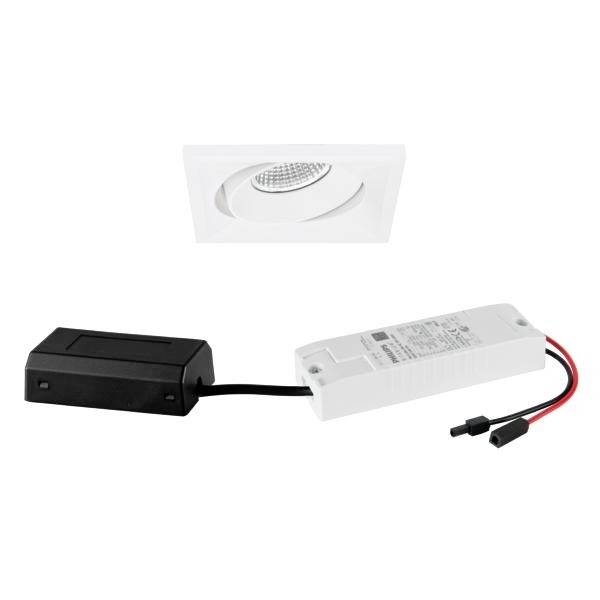 Reflektor LED z prostokątną, białą obudową, podłączony do czarno-białego adaptera zasilającego. Na białym tle.