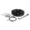 Zestaw montażowy do czujnika dymu, składający się z czarnego metalowego talerzyka z otworami, metalowego drutu oraz zestawu śrub.
