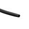 Czarny, cienki, pusty element gumowy, lekko wygięty.