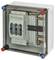 Szara elektryczna obudowa szafy sterowniczej z przezroczystą pokrywą prezentuje wewnętrzne przełączniki i złącza.