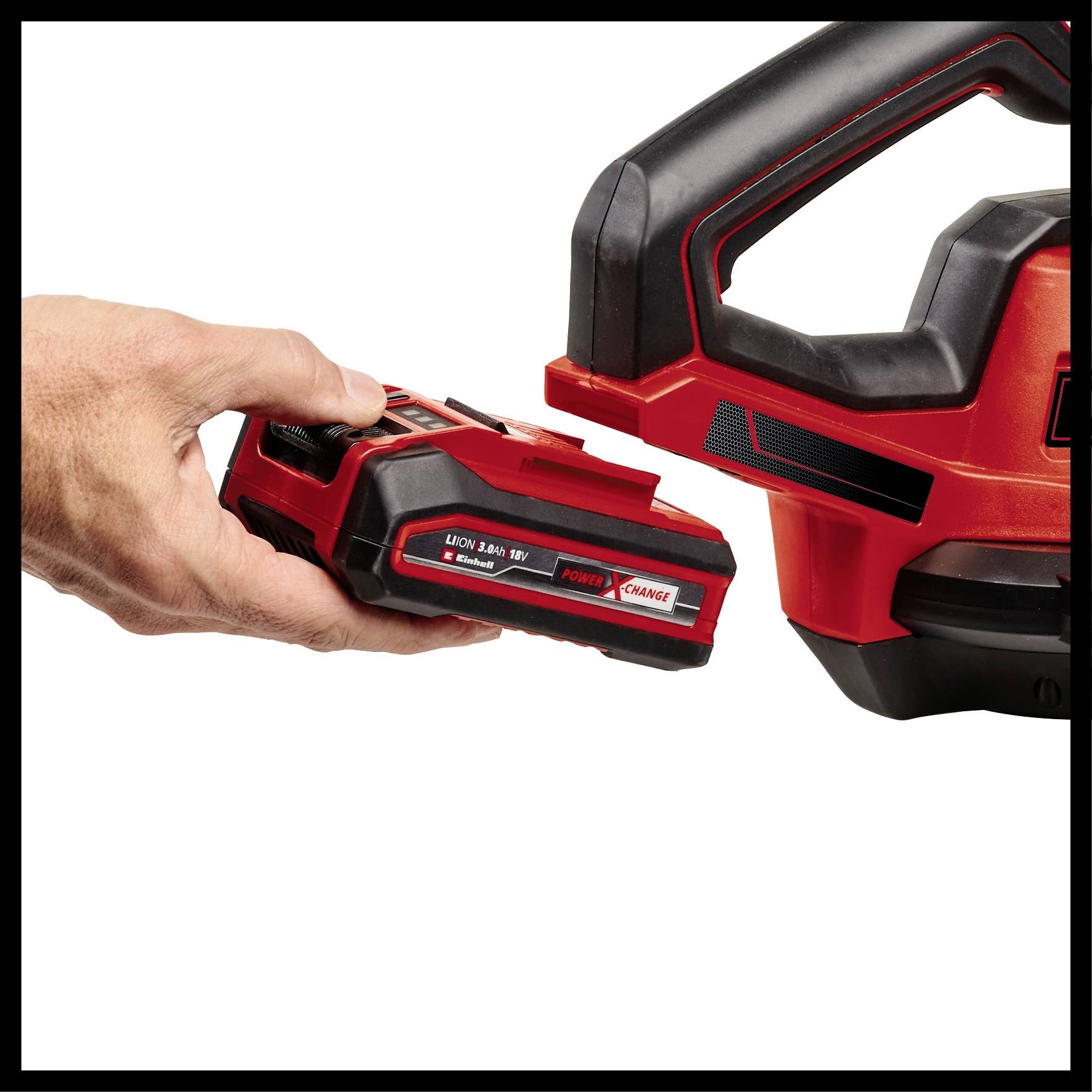 Dłoń trzyma czerwony akumulator litowo-jonowy, który może zostać podłączony do elektronarzędzia.