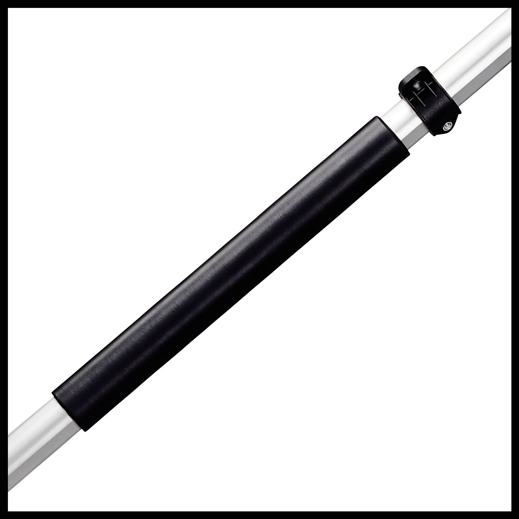 Zbliżenie czarnego uchwytu z pianki na białej metalowej rurze z czarnym zaciskiem mocującym.