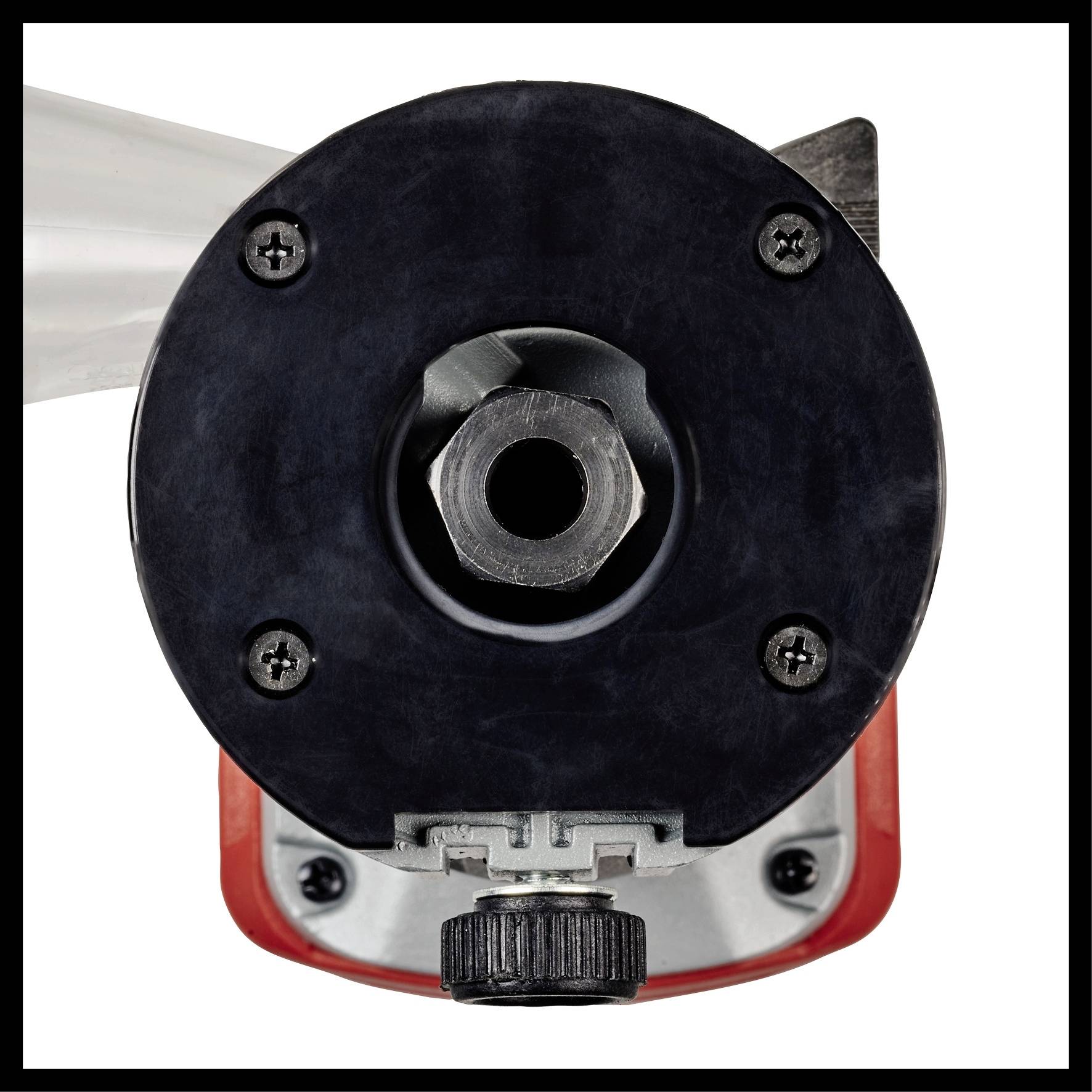 Zbliżenie pionowo stojącego temperówki wykonanej z metalu i tworzywa sztucznego. Widoczny jest okrągły otwór do wkładania ołówków.