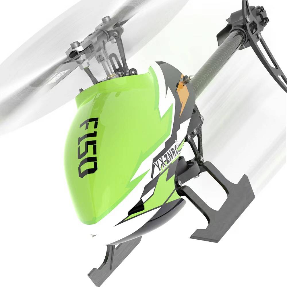 Zielony model helikoptera z napisem 'F150' na kadłubie, w pozycji lotnej.