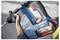 Osoba trzyma niebieską wiertarkę profesjonalną Bosch 18V, prezentując jej bezprzewodową konstrukcję i ergonomiczny uchwyt, gotową do użycia.