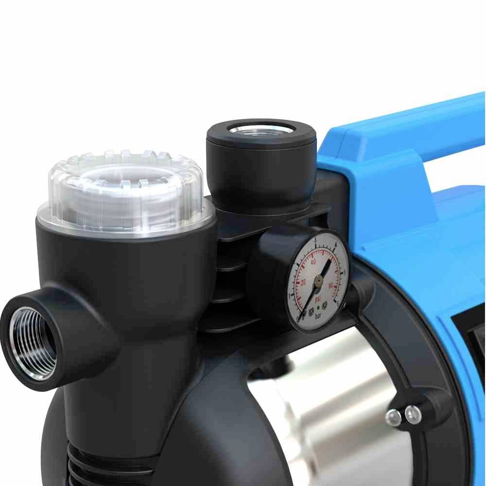 Zbliżenie pompy wodnej z niebieską obudową. Na pompie zamontowany jest manometr do pomiaru ciśnienia.