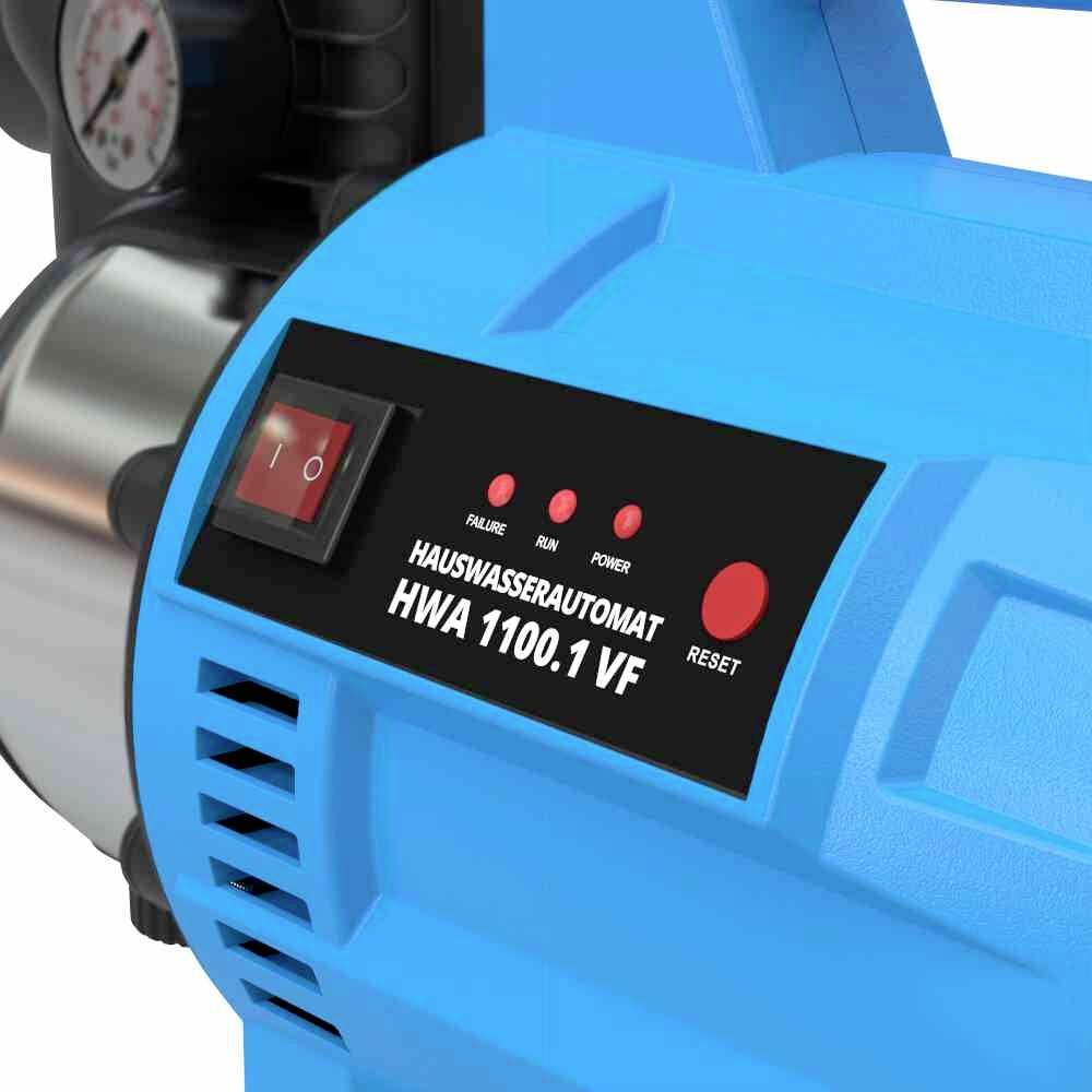 Elektryczna pompa w niebieskiej obudowie z czerwonym przełącznikiem włączająco-wyłączającym i oznaczeniem 'HWA 1100.1 VF', odpowiednia do automatyzacji wody domowej.